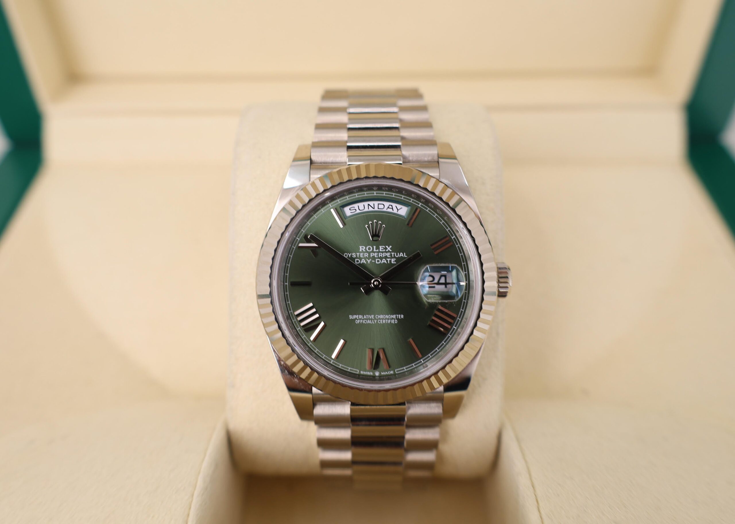 unnamed_9592e47e-dd36-4249-baf2-e6db2c49820a-scaled-1.jpg Rolex White Gold Day-Date 40 Watch - Fluted Bezel - Olive Green Bevelled Roman Dial - President Bracelet - 228239 ogrp - 图片 1